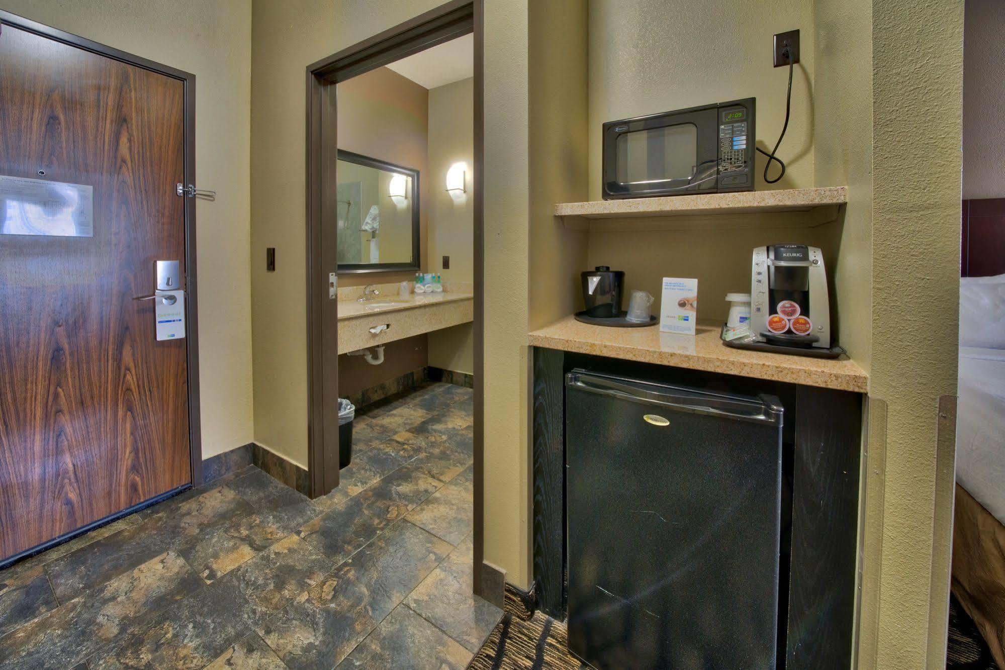 Express And South By Ihg Hotel